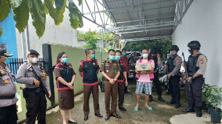  Kejari Kuansing Geledah Rumah Tersangka AS, Sita Surat Berharga & Kenderaan